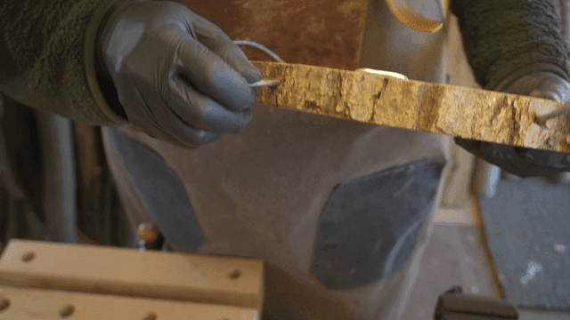 목재와 도구로 작업하는 장인