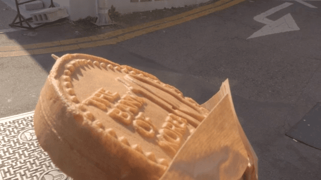 한국 길거리 간식을 들고 있는 손