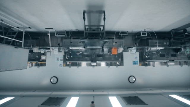 스테인리스 장비가 있는 의료 시설의 부검실