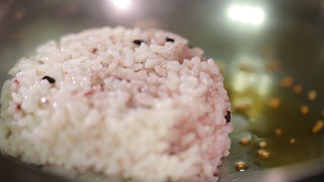 밥 위에 얹어진 한국식 육회