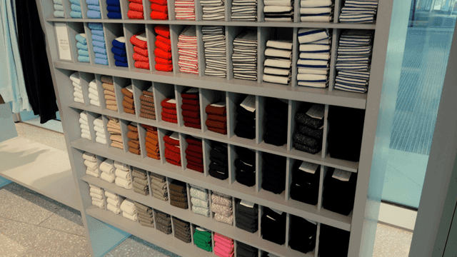 진열대에 깔끔하게 접힌 양말들