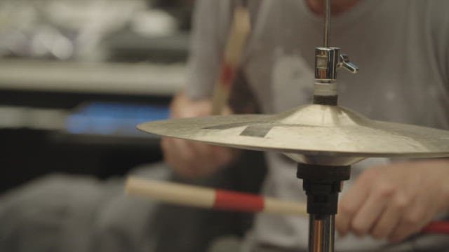 심벌과 스네어 드럼을 연주하는 드러머