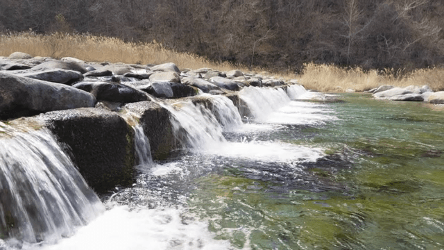 바위 위로 흐르는 시냇물