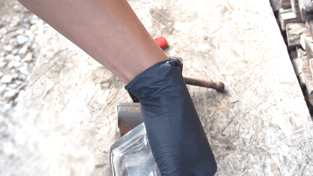 유리병에 도구를 사용하는 사람