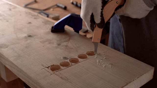 정밀 도구로 목공 작업 중