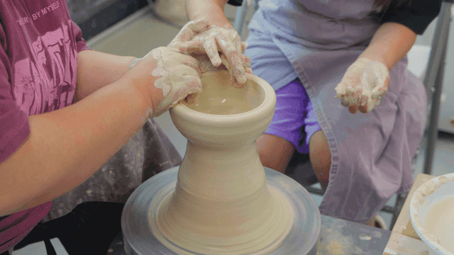 도자기 물레에서 점토를 빚는 수업