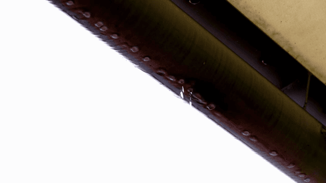 지붕 끝에서 떨어지는 빗방울