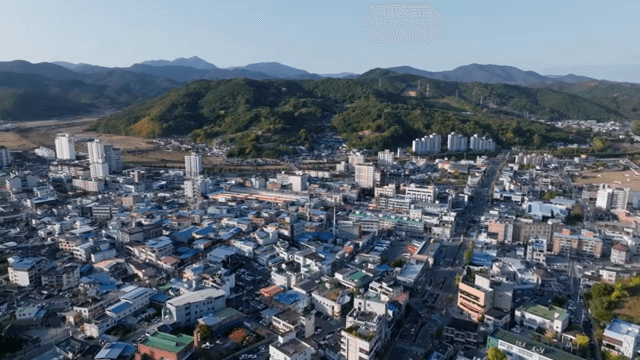 산으로 둘러싸인 시골 마을