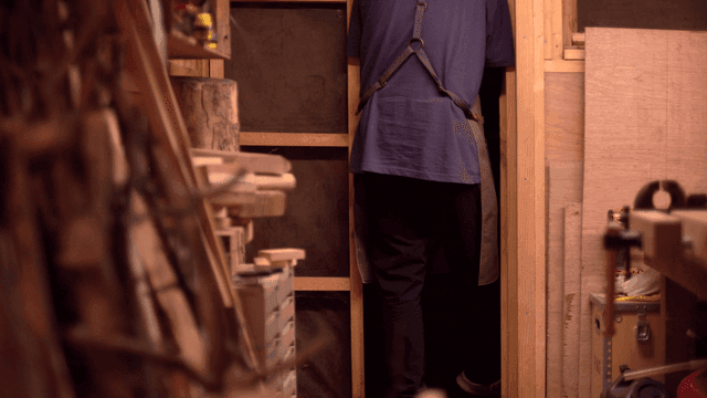 목공 작업장에서 일하는 사람