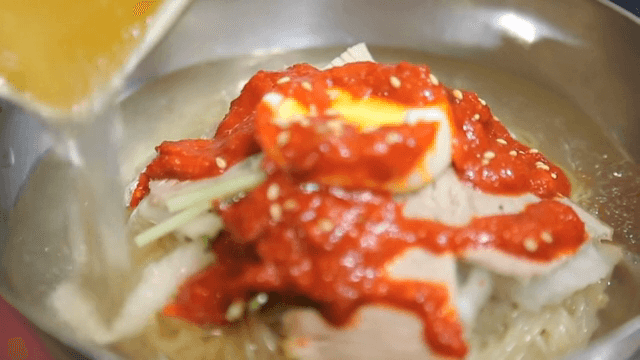 육수가 첨가된 냉면