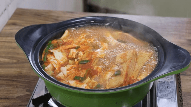냄비에서 끓고 있는 떡볶이