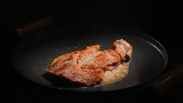 팬에서 요리되는 스테이크