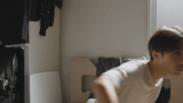 햇살이 비치는 방에서 깨어나는 남자