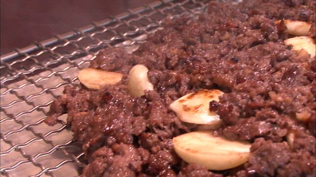 마늘과 함께 구워지고 있는 석쇠불고기