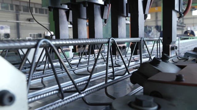 불꽃이 튀는 금속 용접 과정