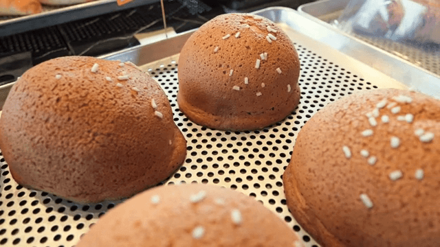 트레이 위에 올려진 갓 구운 모카 번