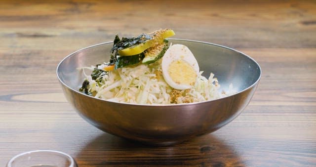 신선한 채소가 가득한 면 요리에 간장 붓기