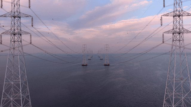 고요한 바다 위로 뻗은 전력선