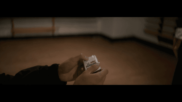 트로트 음악들이 담긴 작은 기기를 건네는 사람