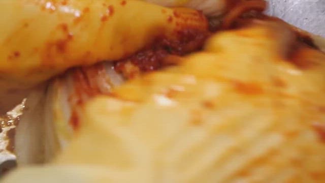 배추에 고추 양념을 넣어 김치를 만드는 모습