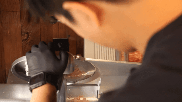 기계로 고기를 자르는 사람