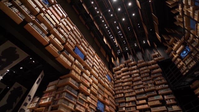 책장에 많은 책들이 꽂혀있는 현대적 디자인의 도서관 전경