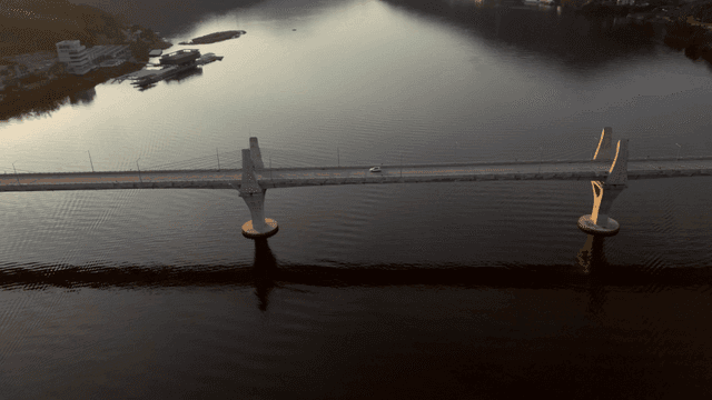 해질녘 고요한 강 위의 다리