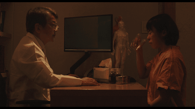 환자에게 약을 마시게 하는 의사