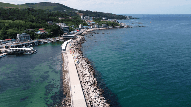 다채로운 테트라포드가 있는 해안 부두