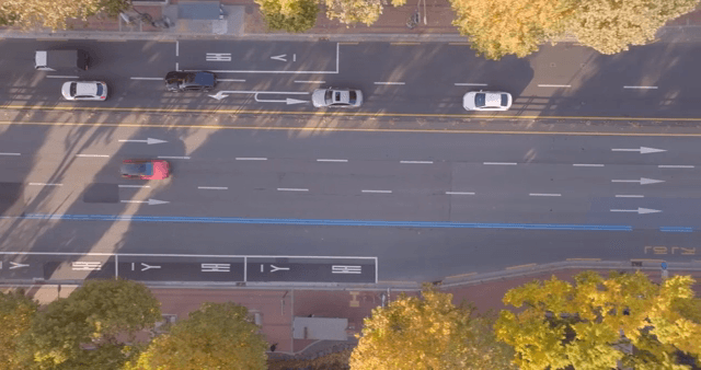 번화한 도시 교차로의 항공 뷰