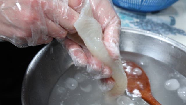 주방 조리대에서 생선 준비하기