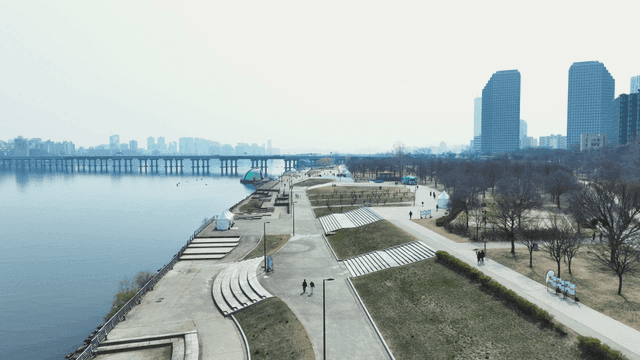 도시 스카이라인이 보이는 강변 공원