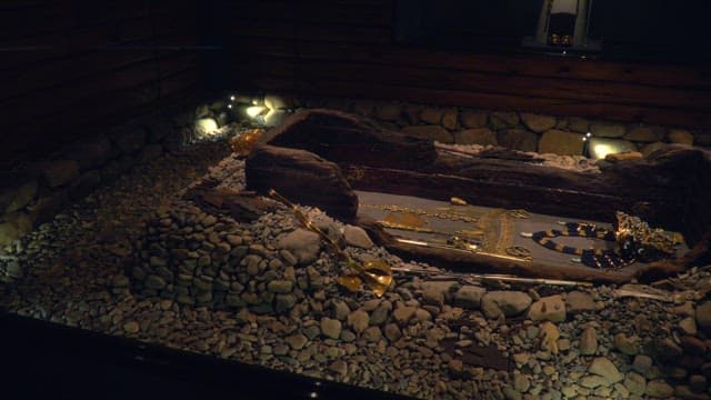 어두운 조명 아래 전시된 박물관의 고대 유물