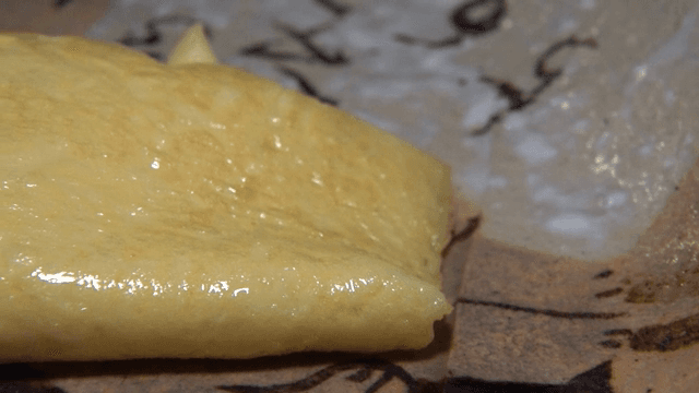 접시에 준비되는 오믈렛