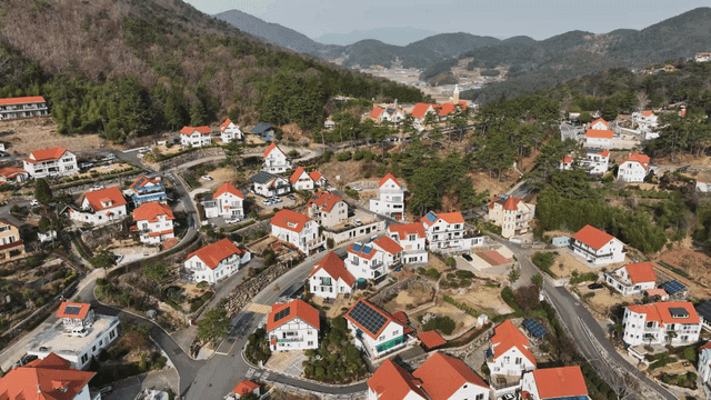 빨간 지붕의 집들이 있는 아름다운 마을