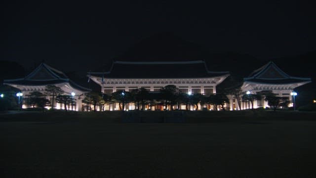 밤에 불이 켜진 청와대 건물