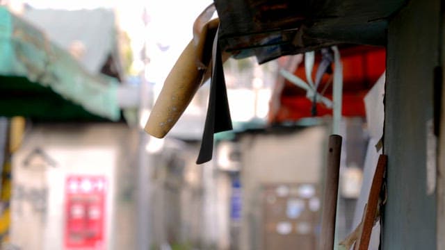 바람에 흔들리는 어닝