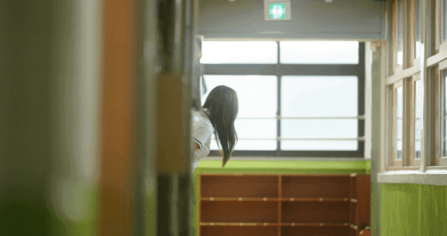 학교 복도에서 엿보는 학생