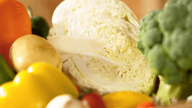 양배추와 브로콜리를 포함한 신선한 채소