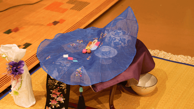 전통 한국식 테이블 세팅과 장식