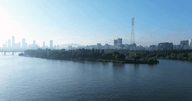 광활한 강 위의 다리와 도시 전경