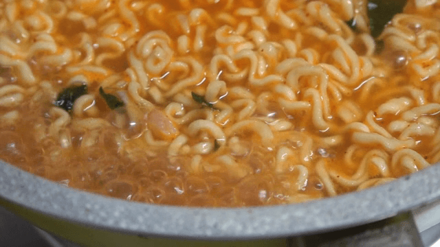 냄비에서 끓고 있는 매운 라면