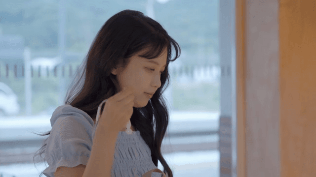 기차역에서 이어폰을 준비하는 여성