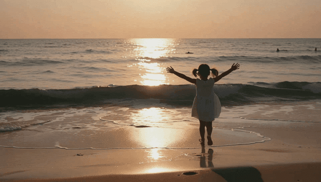 해변에서 일몰을 즐기는 여자아이