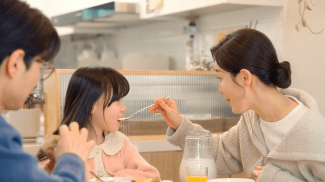 가족이 함께 아침식사를 즐기는 모습