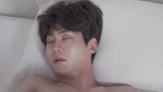 침대에서 갑자기 깨어난 남자