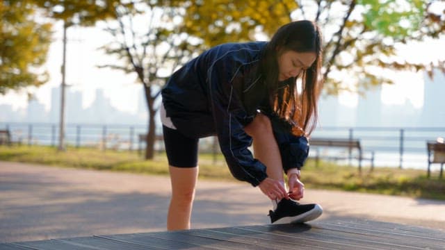 Woman who ties shoelaces