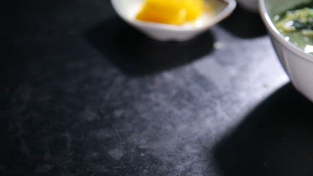 반찬과 함께 플레이팅된 따뜻한 다슬기 라면