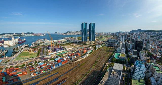 고층 건물과 항구가 있는 해안 도시 부산의 스카이 라인