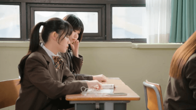 교실에서 공부하는 학생들